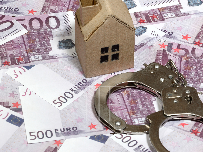 Five hundred euro bills spread out and handcuffs